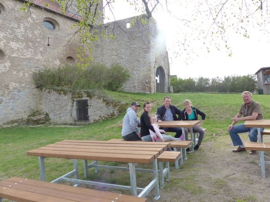 Leuchtenberg. Im äußeren Burghof und hinter dem Kiosk besteht jetzt auf der größten Burganlage der Oberpfalz genügend Platz zum Rasten. Der Förderverein „Burg Leuchtenberg“ mit Vorsitzender und Burgwartin Rita Lingl [&hellip;]