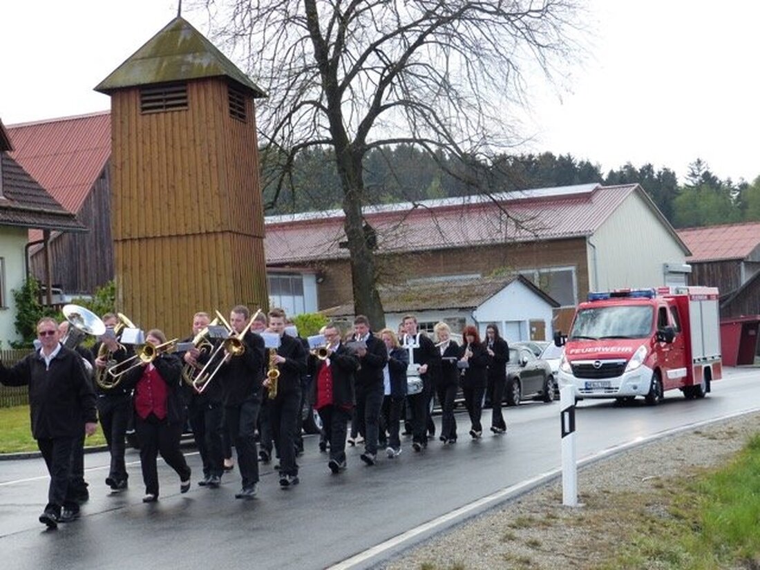 Lerau. Nicht das alljährliche Maibaumaufstellen stand bei der Lerauer Wehr sondern das Bewundern des neuen Feuerwehrfahreuges. Mit der Roggensteiner Blaskapelle unter der Leitung von Josef Wolfrath wurde das Tragkraftspitzenfahrzeug (TSF) [&hellip;]