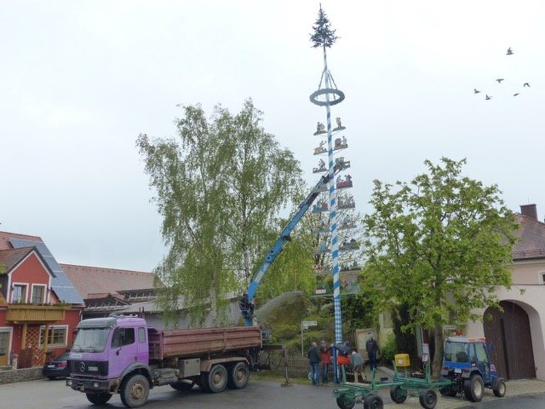 Leuchtenberg. In Leuchtenberg beim Gasthof Maier prägt nicht ein Maibaum das Ortsbild, sondern ein echter Zunftbaum. Diesen zieren – wie der Name schon sagt – Zunftzeichen. Von Sieglinde Schärtl Bis [&hellip;]