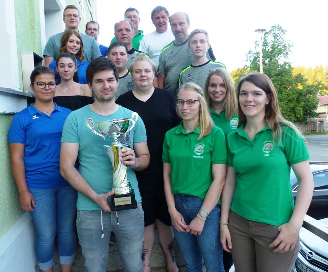 Döllnitz. Seit über vier Jahrzehnten tragen fünf Schützenvereine das Ostmarkpokalschießen aus. Nur diesmal fehlte eine Schützengilde. Sieger wurden abermals, und das zum dritten Mal in Folge die „Pfreimdtalschützen“ Döllnitz. Von [&hellip;]