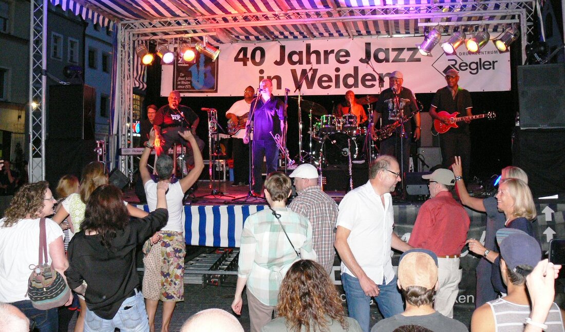 Weiden. Fred Wesley zu Gast in Weiden. Der Jazz-Star spielte am Samstag auf Einladung des Jazz-Zirkels Weiden in der Altstadt. Laue Temperaturen und eine tolle Stimmung machten so das 40-jährige [&hellip;]