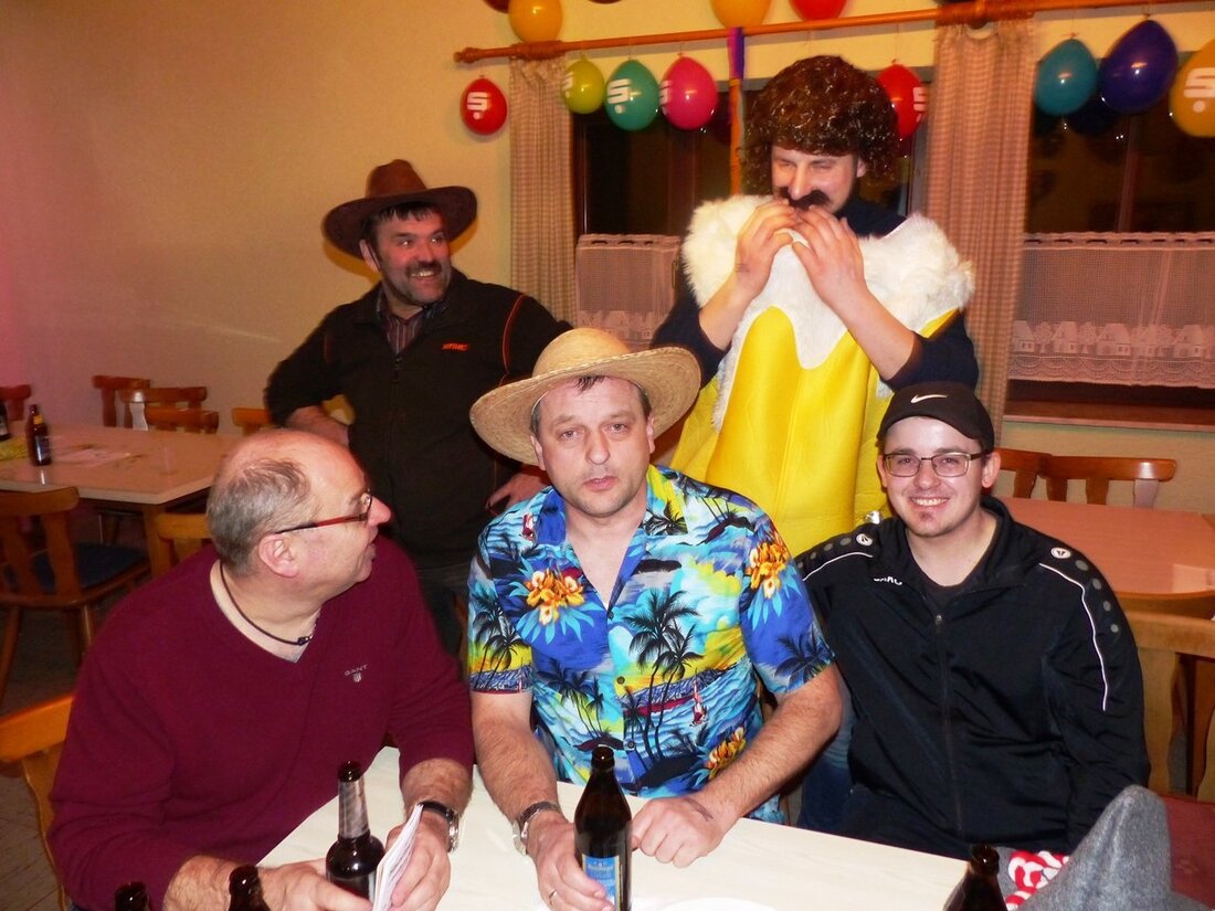 Döllnitz. Trotz Wahlkampf gibt’s am Fasching immer Einigkeit, so auch bei den“Schwarzen“ und „Freien“ – sie feierten gemeinsam mit im Schützenhaus Döllnitz. Von Sieglinde Schärtl Die Fantasie aller Besucher war [&hellip;]