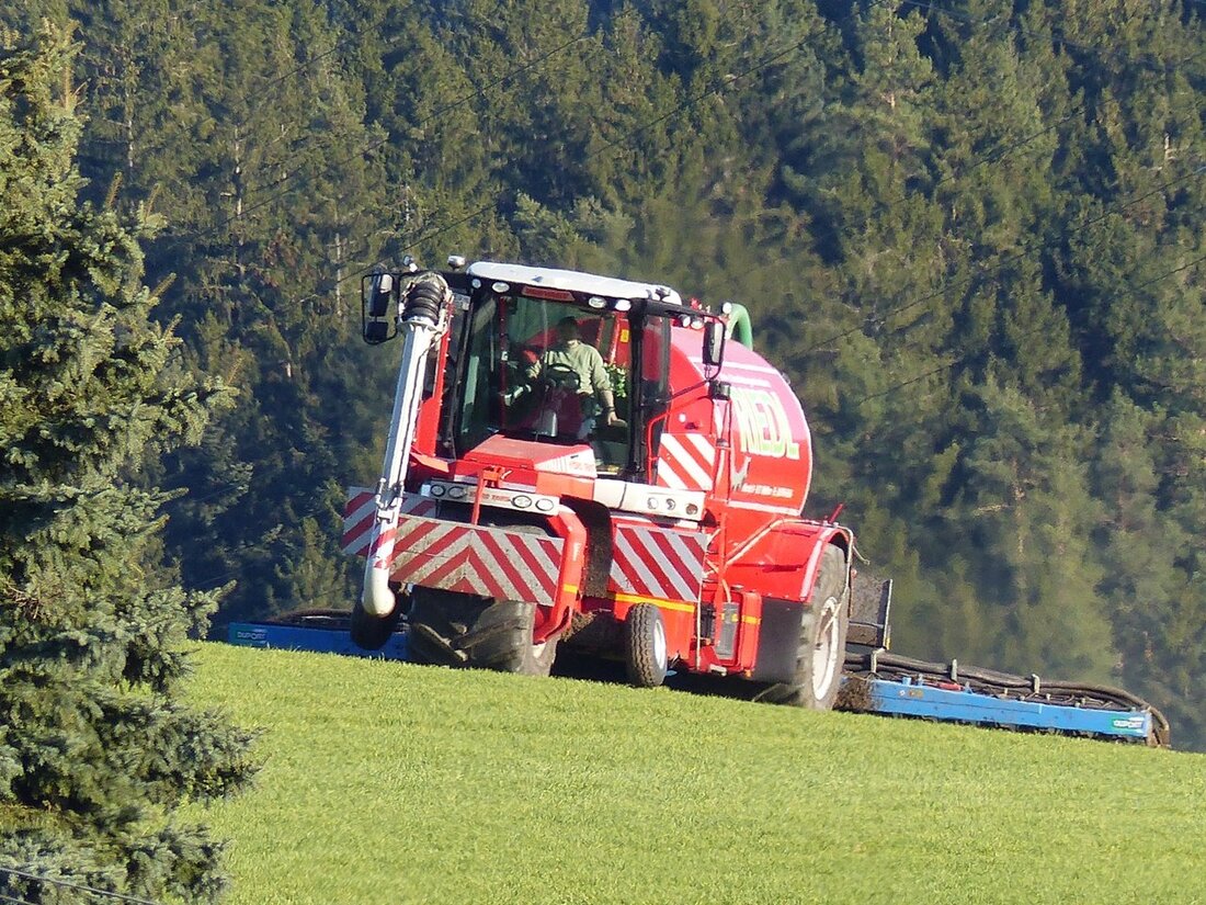 Döllnitz. “Odeln” ohne Geruch – das geht. Wie unsere Autorin Sieglinde Schärtl aus Döllnitz berichtet.  Von Sieglinde Schärtl Ganz ohne Geruch wurde die Gülle hier im „Schlagl“ und der „Koberleitn“ [&hellip;]