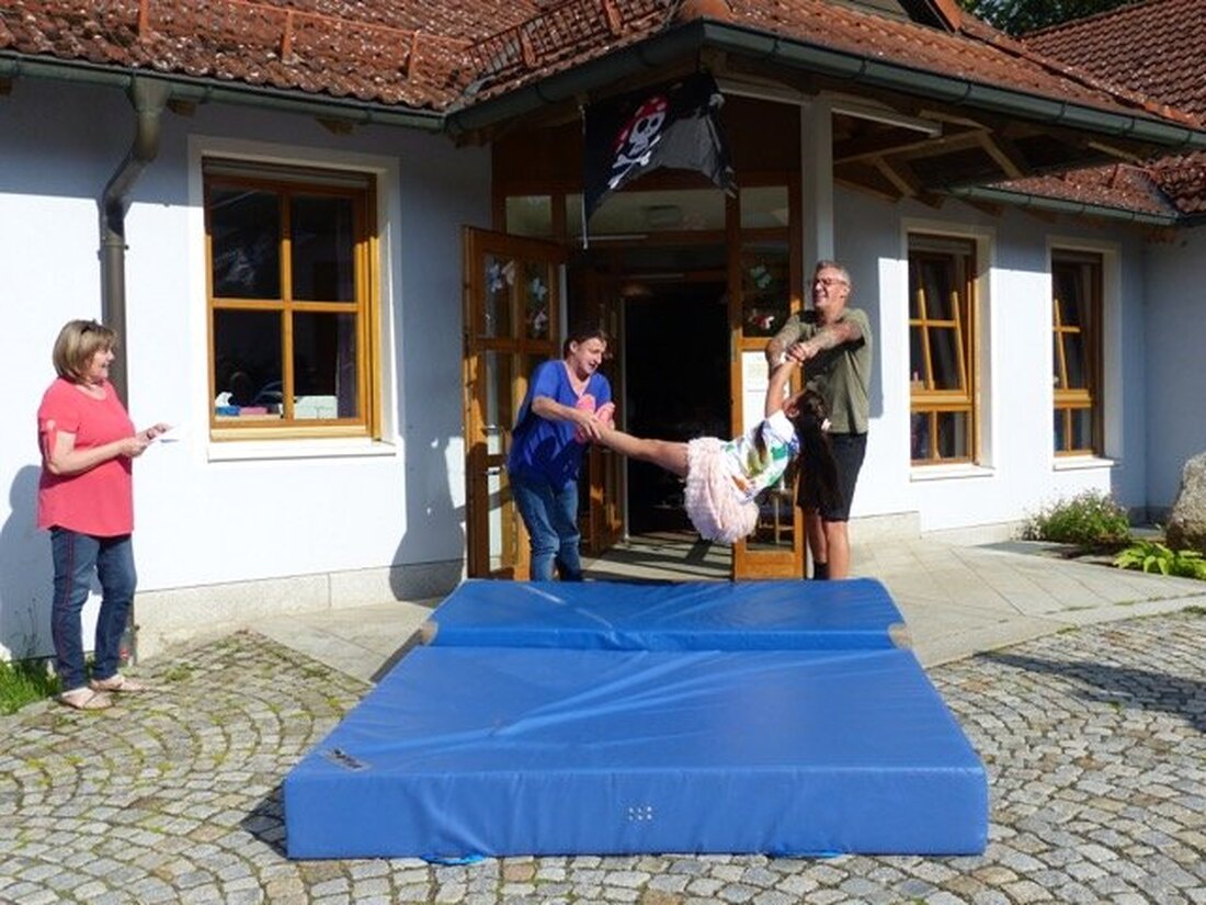 Leuchtenberg. „Heute ist ein schöner Tag, Heute wird Rabatz gemacht! Fenster, Türen aufgerissen und die…, der…. rausgeschmissen – 1-2-3 und raus!“ – so wurden die neun Vorschulkinder von Kindergartenleiter Patrick [&hellip;]