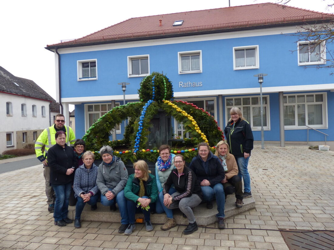 Kohlberg. Fleißige Frauen haben in Kohlberg den Rathausbrunnen für die Osterfeiertage festlich mit über 600 Eiern geschmückt. Die Kohlberger benützen hier nur ausgeblasene Natureier, die sie in mit viel Ehrgeiz bemalen und auffädeln. 