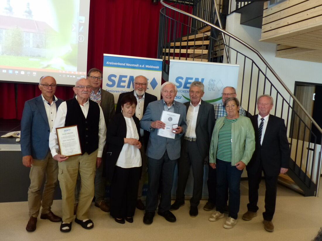 Speinshart. Die Seniorenunion im Landkreis Neustadt/WN hat vermutlich den ältesten Geschäftsführer: Hans Simmerl. Der Neustädter wurde beim Sommerfest geehrt.