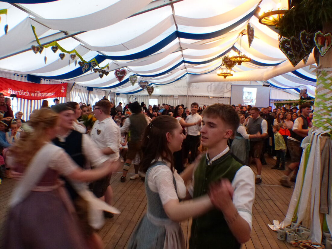 Weiherhammer. Auch am dritten Tag der Kirwa in Weiherhammer wurden die Kirwaleit, aber auch die immer zahlreichen Besucher des Feierns nicht müde. Das Kirwabaumaustanzen und die Kür des Oberkirwapaares ist stets der Höhepunkt der Kirwa in Weiherhammer. Der Kirwaverein kann wieder einmal stolz auf sich sein, was an den drei Tagen den Besuchern geboten wurde.