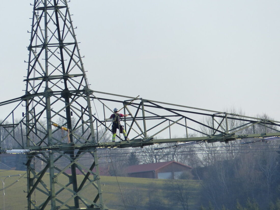 Weiden. Bayernwerk Netz GmbH erneuert den Korrosionsschutz von 56 Masten der Hochspannungsleitung bis April 2025 für ca. 400.000 Euro. Die Maßnahme dient der langfristigen Sicherung der Stromversorgung ohne Versorgungseinschränkungen.