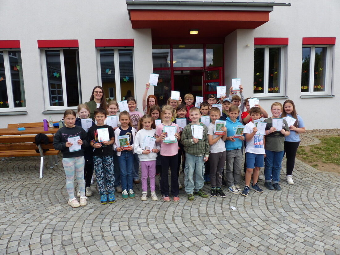 Leuchtenberg. Alle Drittklässler und Viertklässler der Grundschule nahmen am Känguru-Wettbewerb teil, wobei Linda Herrmann für den besten "Känguru-Sprung" ein Spiel und ein T-Shirt gewann. Der Wettbewerb fördert die mathematische Bildung und findet weltweit in über 100 Ländern statt.