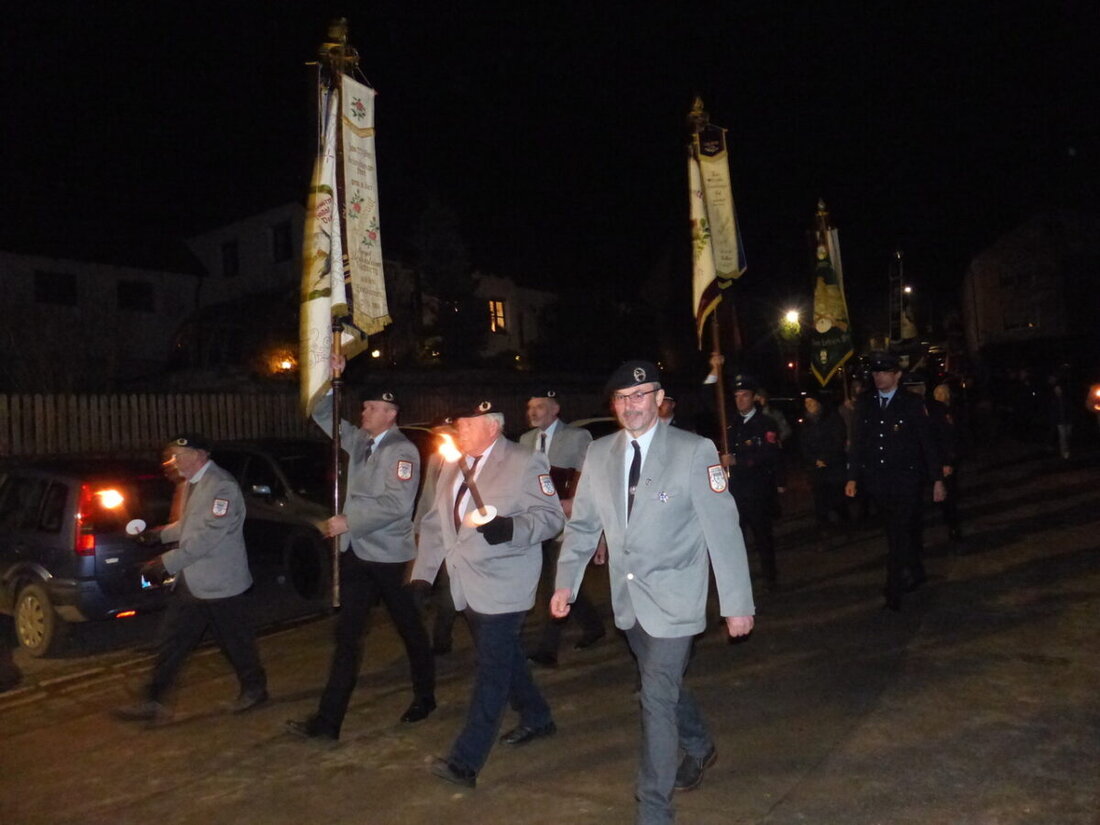 Döllnitz. Am Volkstrauertag wurden die Namen der Vermissten und Gefallenen beider Weltkriege verlesen.  