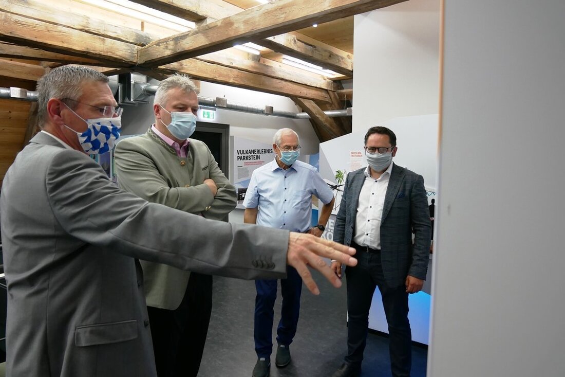 Parkstein. In Parkstein erkundigte sich Wirtschaftsstaatssekretär Roland Weigert über die Energiewende vor Ort und das Wirtschaftsleben. Ein Besuch im bekannten Vulkanmuseum durfte ebenfalls nicht fehlen. Plötzlich bricht der Vulkan in [&hellip;]