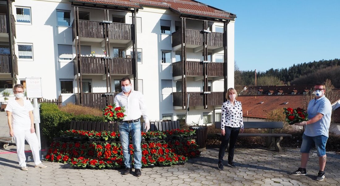 Neustadt/WN. Ab sofort dürfen sich die Bewohner des Neustädter Caritas-Seniorenheimes und des Hospitz St. Felix über blühende Frühlingspflanzen freuen. Der Faschingsverein Neustadt mit seinen beiden Vorsitzenden Jürgen Trescher und Kevin [&hellip;]