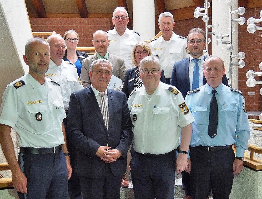 Weiden. Zum Sicherheitsbericht 2017 trafen sich der Polizeipräsident Gerold Mahlmeister und zahlreiche Dienststellenleiter bei Weidens Oberbürgermeister Kurt Seggewiß.  Von Jürgen Wilke Polizeipräsident Gerold Mahlmeister betonte, dass dank guter Zusammenarbeit zwischen Polizei [&hellip;]