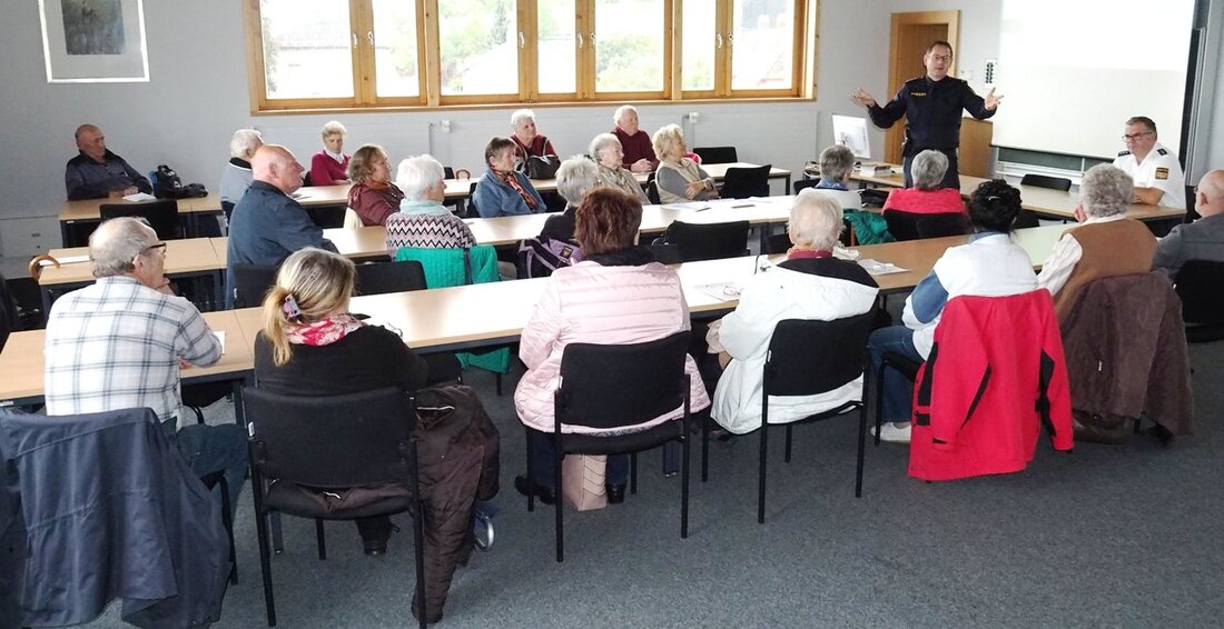 Weiden. Im Rahmen des Seniorensicherheitsseminars “senSiwen” waren 30 ältere Menschen aus der Region zur Polizeiinspektion in die Regensburger Straße gekommen. “Sie brauchen sich in Weiden weder bei Tag noch in [&hellip;]