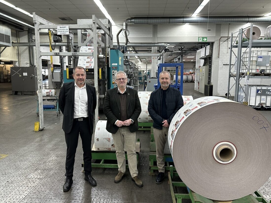 Schwandorf. Oberbürgermeister Andreas Feller besuchte die PARAGON Germany GmbH und informierte sich über moderne Abläufe, Ausbildung und hochwertige Printprodukte. Ab 1. Juli 2026 firmiert der Standort als PARAGON Print GmbH.