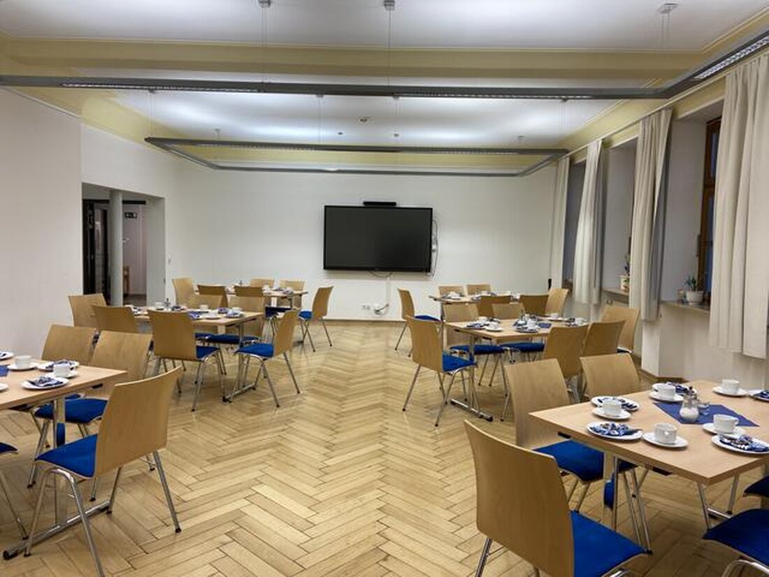 Maxhütte-Haidhof. Das "Offene Witwen- und Witwer-Café" findet am 21. September 2025 von 15 bis 17 Uhr im MehrGenerationenHaus statt, um Trauernden einen Austausch zu ermöglichen. 
