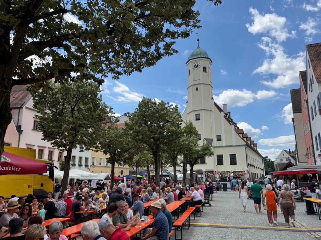 Weiden. Alles richtig gemacht. Das Bürgerfest Weiden startete erstmals schon "volle Pulle" am Samstagabend. In allen Gassen wurde gefeiert. Und die Altstadt kochte.