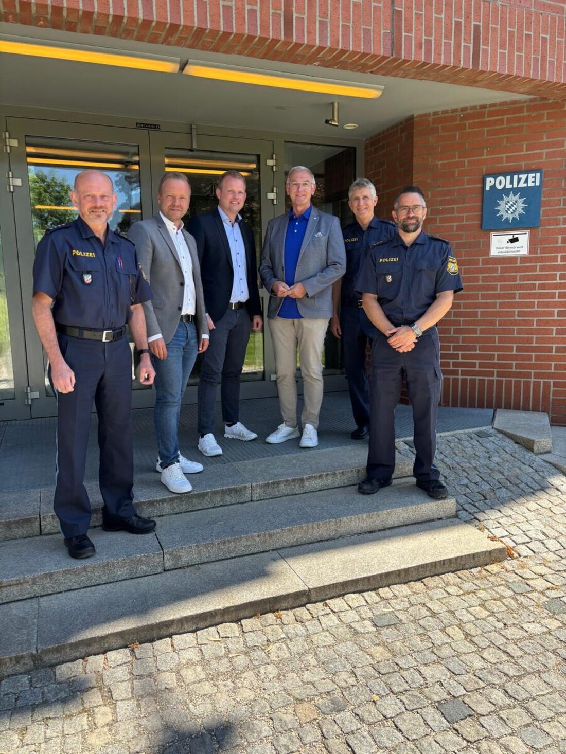 Amberg. Abgeordnete der FREIEN WÄHLER besuchten die Polizeiinspektion Amberg und diskutierten über Sicherheitslage und Herausforderungen. Kastl. Sie erhielten auch Einblicke in die Ausbildung der bayerischen Polizei im Studienort Kastl.