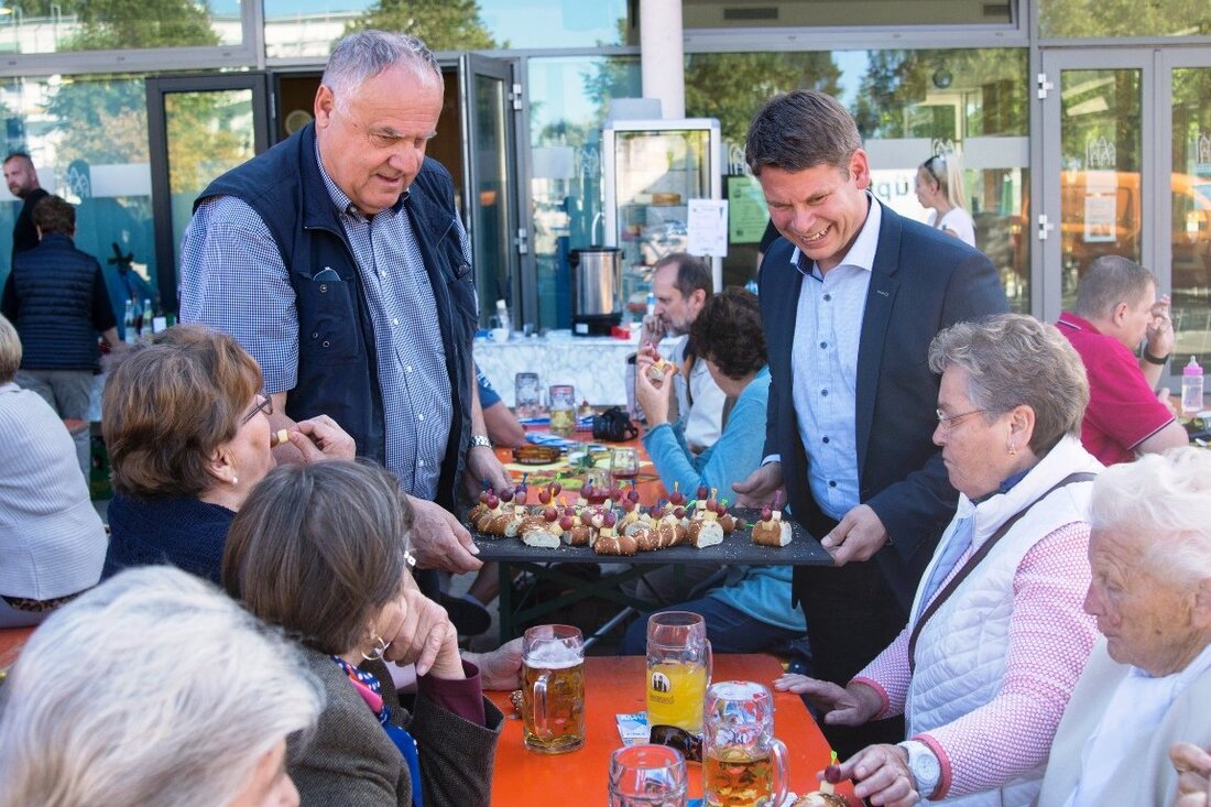 Weiden. Ronny Kühnel und sein Team im CSU Ortsverband Stockerhut hatten sich mächtig ins Zeug gelegt, um ihr diesjähriges traditionelles Weinfest vor dem Café Mitte auf die Beine zu stellen. [&hellip;]