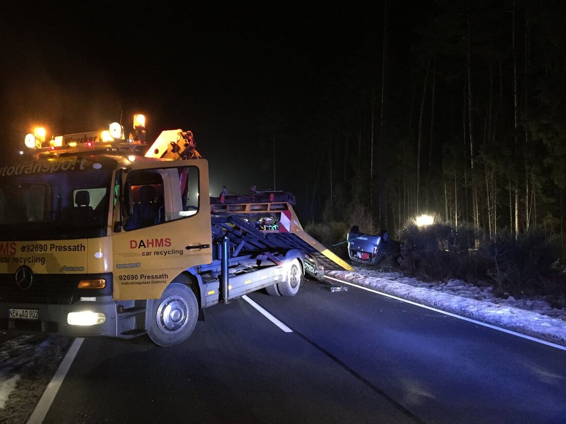 Parkstein/Weiden. Zum wiederholten Mal kam es auf der Verbindungsstraße zwischen Parkstein und Weiden zu einem Autounfall aufgrund glatter Fahrbahn. Eine junge Frau (21) war am Freitag um 22.15 Uhr unterwegs [&hellip;]