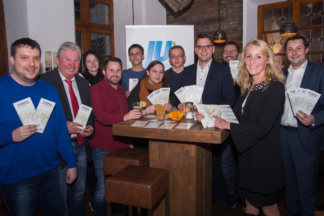 Weiden. Es war endlich so weit. Die Junge Union Weiden stellte einen neuen Studenten-Stadtplan vor. Zahlreiche Angebote und Rabatte warten an vielen Örtlichkeiten nur auf die Studenten. Von Lucas Weigl [&hellip;]