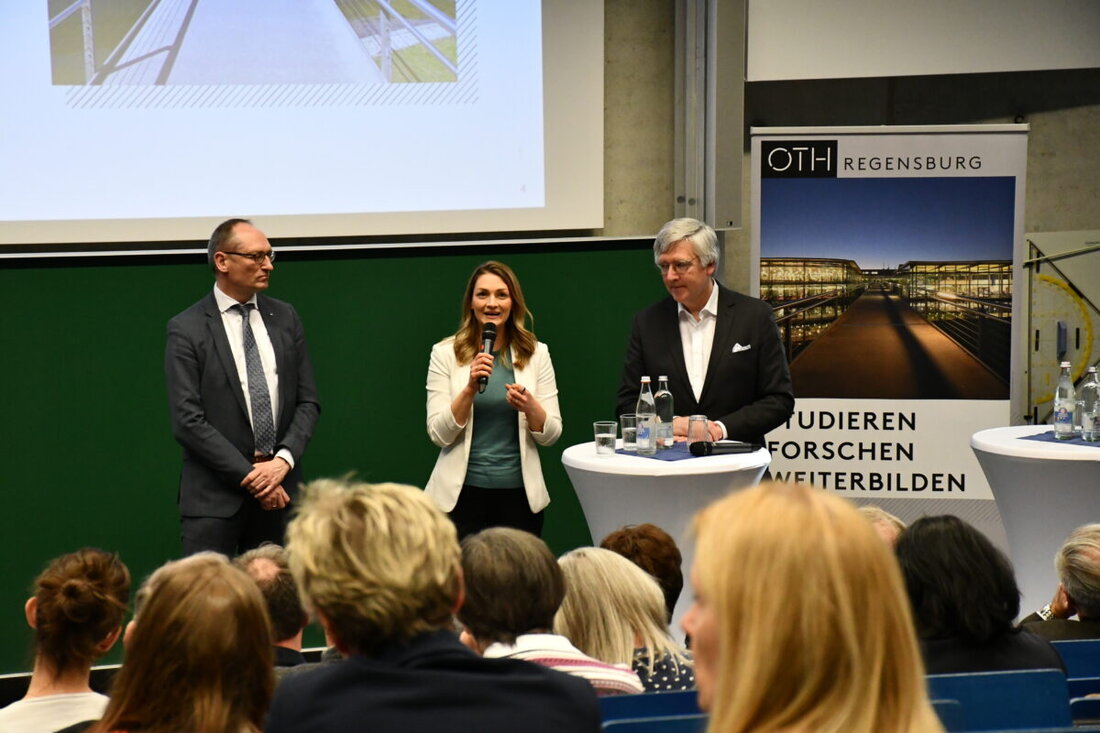 Regensburg. Expertinnen und Experten diskutierten über Chancen und Perspektiven der Krankenhausreform, die Vernetzung von Wissenschaft und Praxis sowie die Transformation des Gesundheitswesens. 