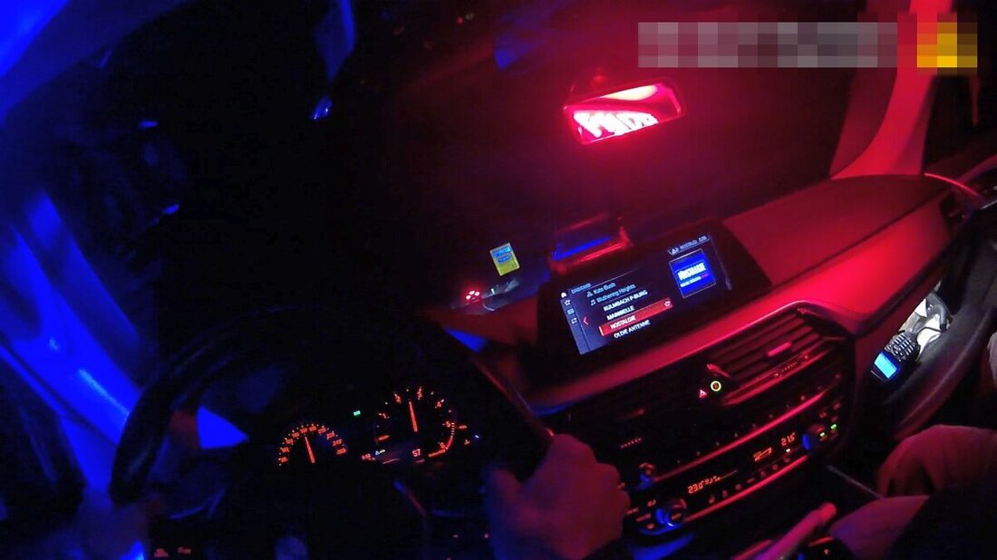 Plößberg/Tachov. Ein Fahrzeugdieb, der am Donnerstag eine spektakuläre Flucht unternahm, konnte nach einer grenzüberschreitenden Verfolgungsjagd festgenommen werden. Die Ereignisse nahmen ihren Anfang, als der Mann in einem Mercedes SUV in Plößberg von der Verkehrspolizei Weiden zur Kontrolle aufgefordert wurde und stattdessen die Flucht ergriff.