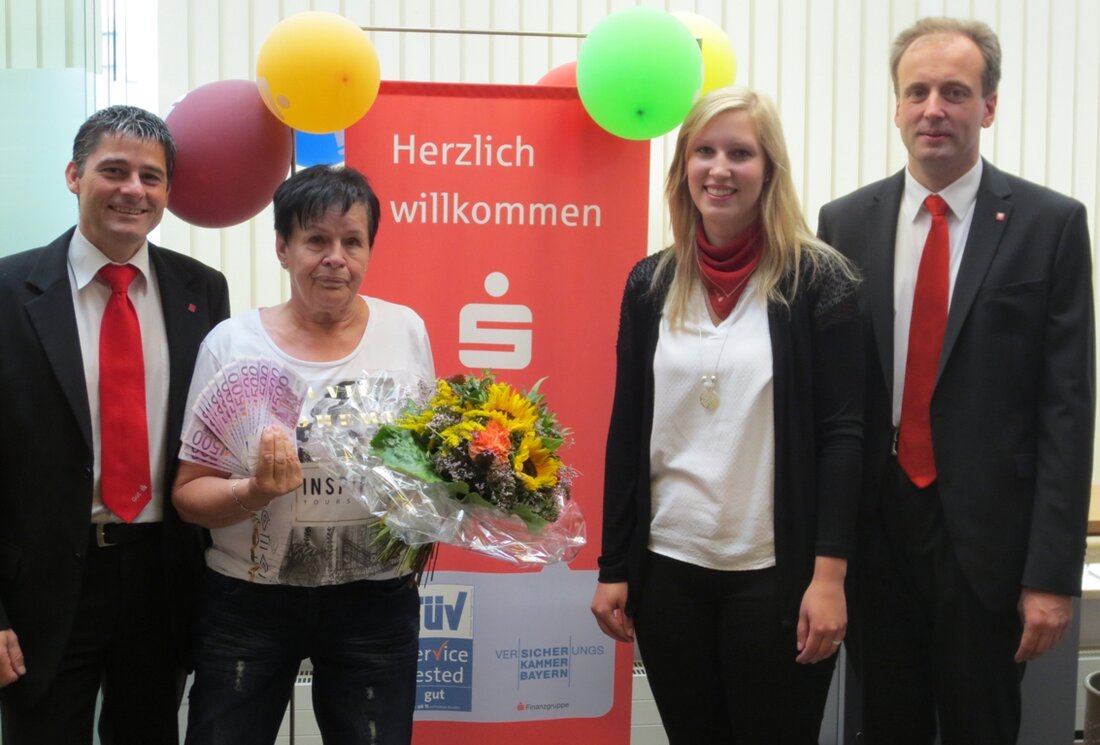Altenstadt/WN. Monika Jangnow ist die glückliche Gewinnerin der Monatsauslosung des Prämiensparen der Sparkasse. Ihr Gewinn für das richtige Los im Sparmonat Juni berträgt 10.000 Euro. Wolfgang Huber, der Sparkassen Fillialdirektor, [&hellip;]