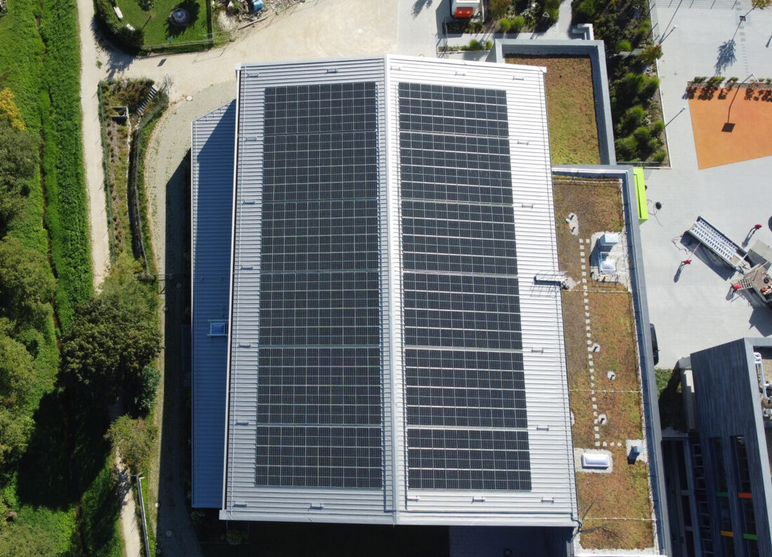 Sulzbach-Rosenberg. Auf der Walter-Höllerer-Realschule geht die größte Photovoltaik-Anlage des Landkreises auf dem Turnhallendach an den Start. Sie soll ab Ende Dezember Strombezug halbieren und jährlich 78.960 kg CO2 sparen.