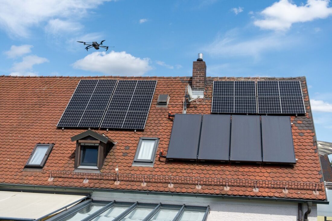 Amberg. Im Sanierungsgebiet Luitpoldhöhe ist ein neues Angebot gestartet: Ein PV-Drohnencheck prüft Photovoltaikanlagen mit Foto und Wärmebild und deckt Hotspots auf, die auf Defekte hindeuten. Auftakt: sechs Dächer beflogen.