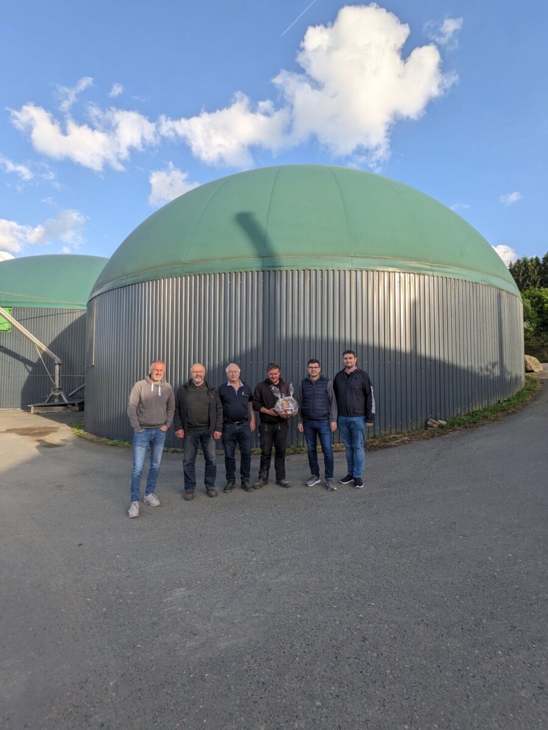 Erbendorf. Die CSU-Fraktion besichtigte die Biogasanlage der Familie Dötterl in Sassenhof, wo zukünftige Pläne und der technische Betrieb vorgestellt wurden. Die Anlage versorgt Sassenhof mit Strom und Wärme und plant eine Expansion zur Fernwärmeversorgung Erbendorfs.