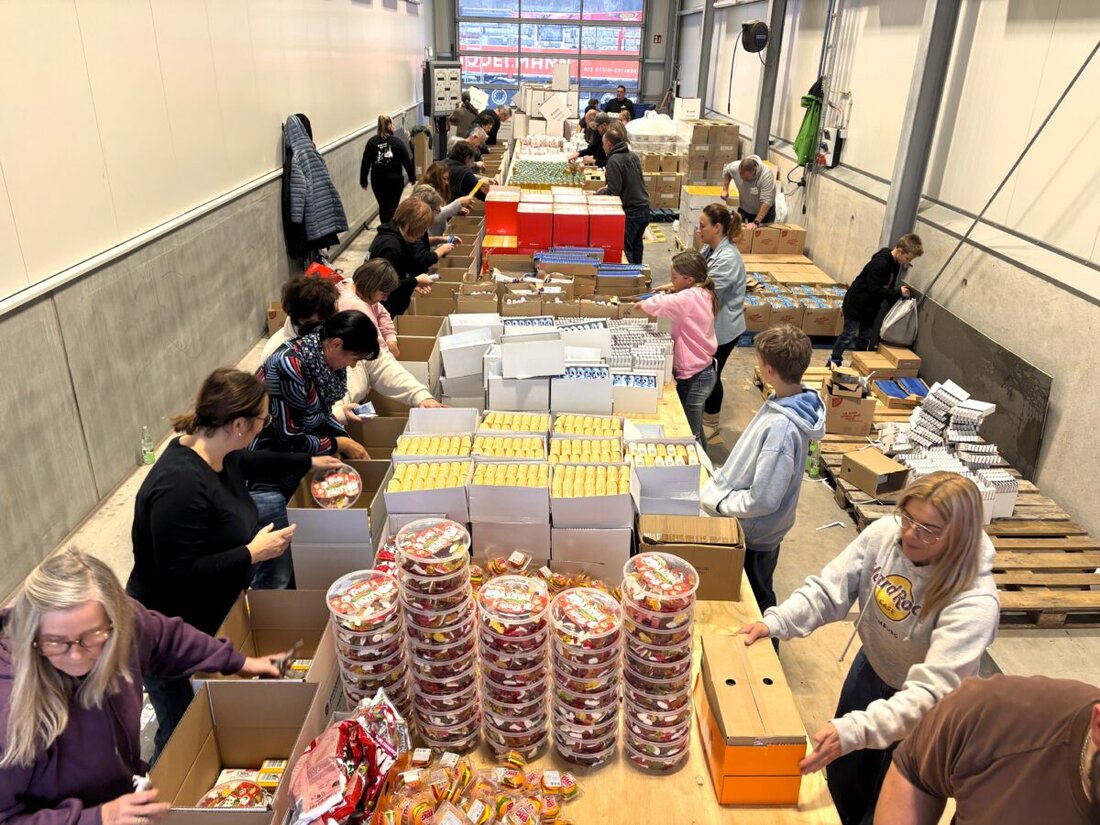 Fensterbach. Am Samstagvormittag packten 50 Helferinnen und Helfer bei Godelmann und Segerer-Logistik 1.500 Pakete für den Johanniter-Weihnachtstrucker.
Der Lastwagen startet bald Richtung Ukraine; Abgabe bis 12. Dezember.