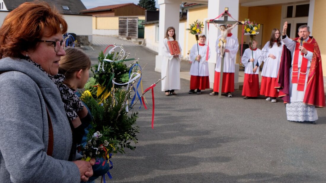 Floß. Am Palmsonntag fand in der Pfarrgemeinde St. Johannes der Täufer eine feierliche Palmenweihe mit Prozession statt. Gläubige versammelten sich mit Palmbuschen zum Gottesdienst und Prozession in die Kirche.