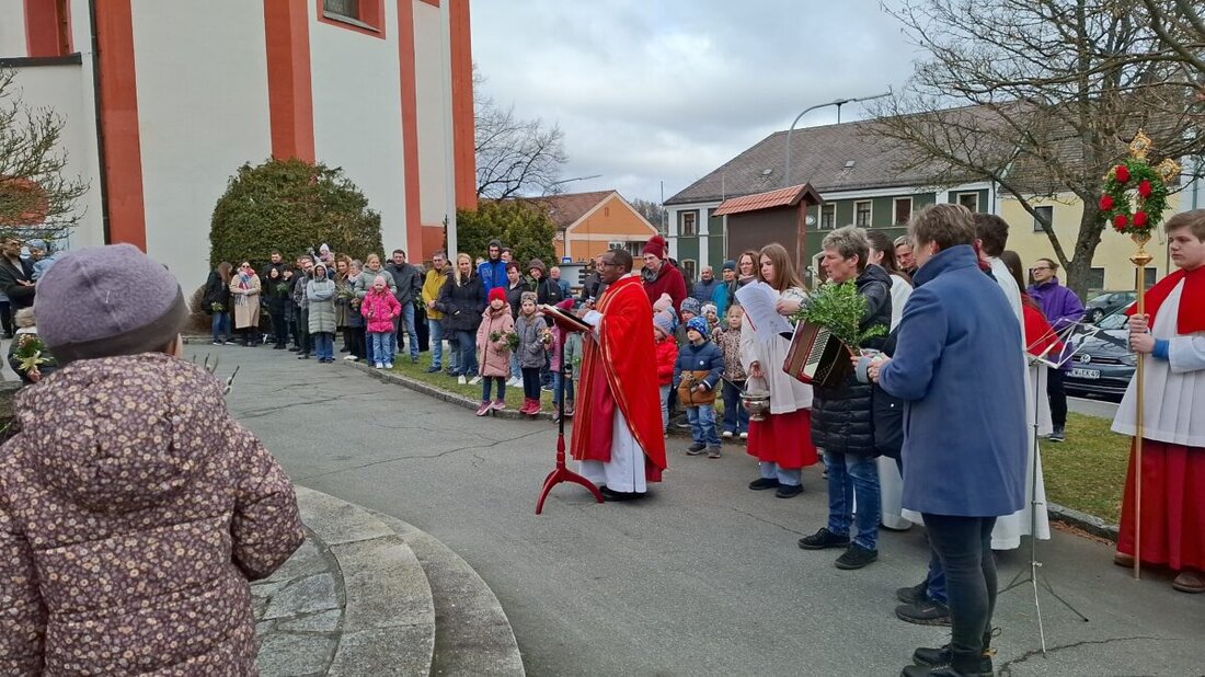Eslarn. Mit Palmprozession und Segnung von Palmsträußen begann feierlich die Karwoche. Trotz Kälte prägten Kinder mit Gesang und Eltern die Prozession, bevor der Gottesdienst in der Pfarrkirche Mariä Himmelfahrt weiterging.