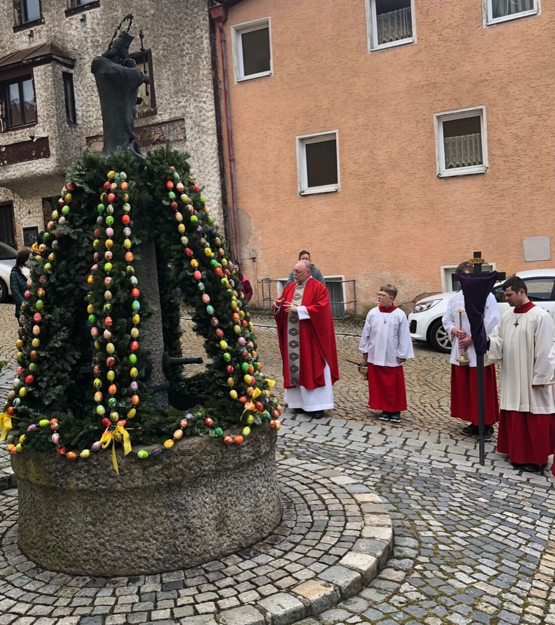 Leuchtenberg. St. Margareta feiert eine Woche vor Ostern Palmsonntag mit Segnung der Palmbüschel am Osterbrunnen. 200 Palmbüschel des Frauenbunds gibt es gegen Spenden; der Erlös hilft Pater Jo Jovilla und Kindern in Indien.