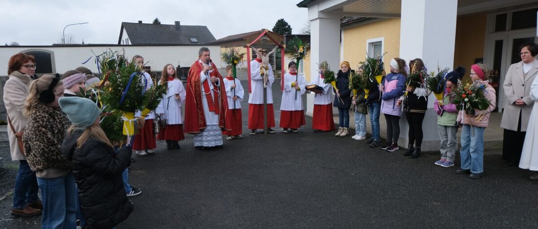 Floß. Am Palmsonntag segnete Pfarrer Max Früchtl die Palmbuschen und führte die Prozession zur Pfarrkirche St. Johannes der Täufer an. Gläubige, Kinder und der Kirchenchor mit Leiterin Elisabeth König gestalteten die Feier.