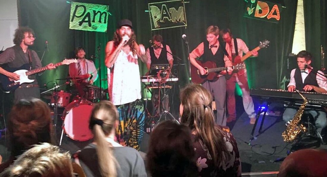 Rothenstadt. Von wegen altmodisch: Die Newcomer-Band “Pam Pam Ida” aus Sandersdorf überzeugte im Salute. Den Knallerauftritt ergänzten die Band “Zeitlang” und Rapper „BBou“ als Sahnehäubchen. “Ein Abriss”, wie es die Bandmitglieder [&hellip;]