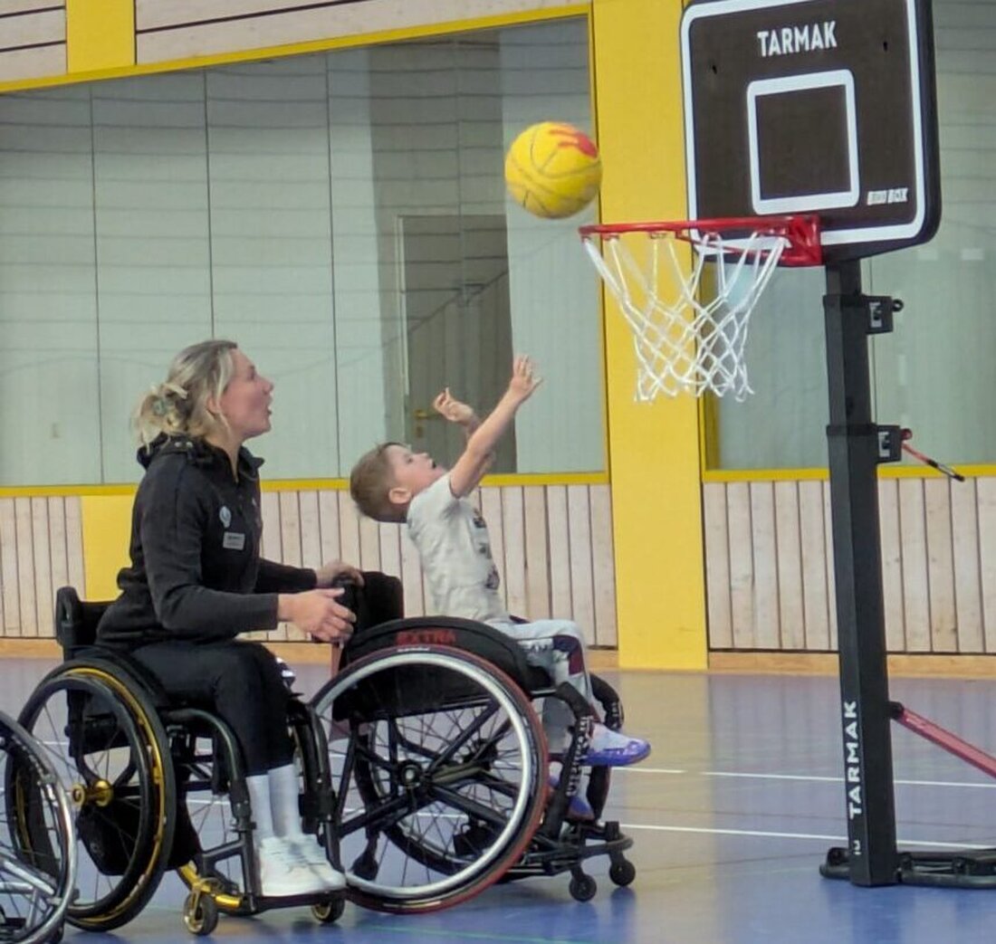 Hirschau. Im Johanniter-Kinderhaus Conrad waren Svenja Mayer und Gesche Schünemann zu Gast. Sie begeisterten die Kinder mit Rollstuhlbasketball und Geschichten über Mut. Die Aktion passte zum Projekt Ich, Du, Wir.