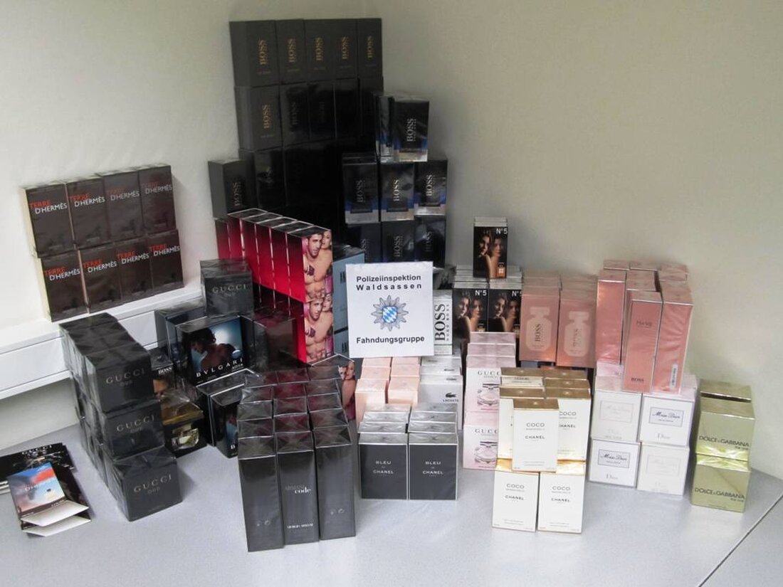 Mähring. Beim Grenzübertritt von Tschechien nach Deutschland hatten zwei Männer aus Baden-Württemberg 250 gefälschte Parfums im Kofferraum. Schleierfahnder aus Waldsassen kamen den Schmugglern auf die Spur. Die Kriminalpolizei in Weiden [&hellip;]