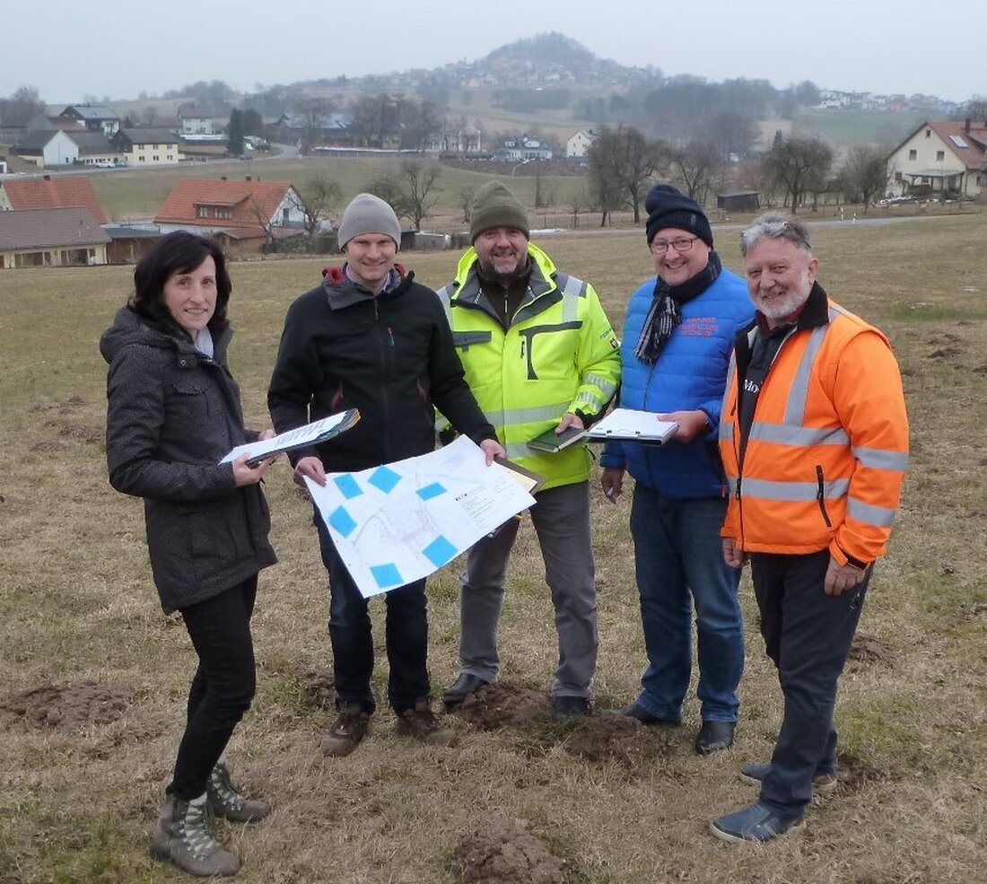 Parkstein/Hammerles. Lust auf Bauen in Hammerles? Die Erschließungsarbeiten für das Baugebiet “Schmiedpoint” in Hammerles sollen schon nach Ostern beginnen. Zur 1. Baustellenbesprechung für das neue Baugebiet Schmiedpoint in Hammerles, trafen [&hellip;]