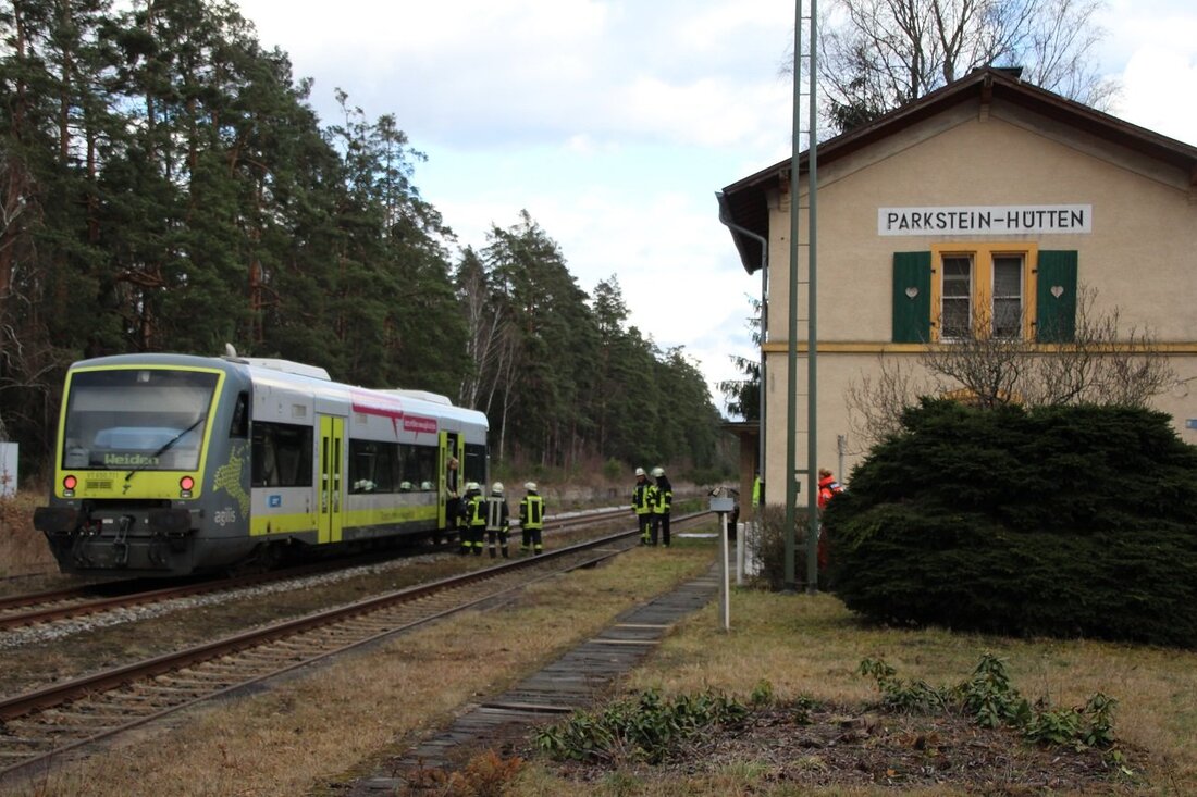 Parkstein/Hütten. Ein Zug ist auf der Bahnstrecke kurz vor dem Bahnhof Parkstein-Hütten in einen umgestürzten Baum gekracht, der auf den Schienen lag. Glücklicherweise wurde niemand verletzt.  Nach ersten Angaben fuhr [&hellip;]
