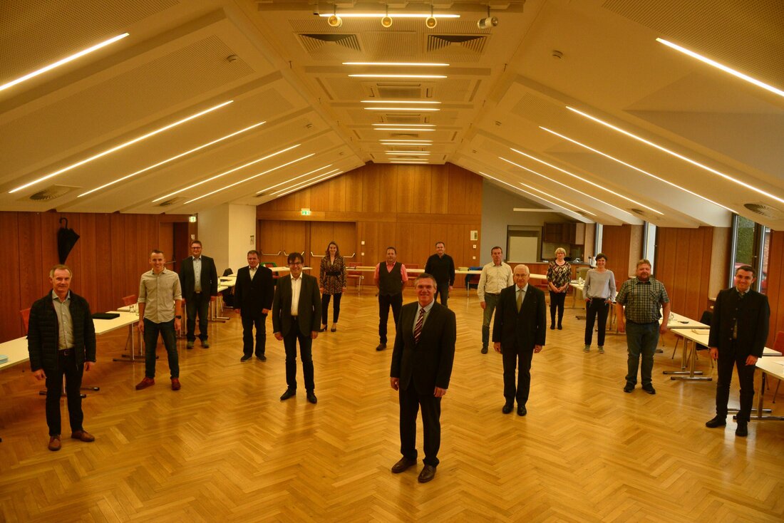 Parkstein. Bürgermeister Reinhard Sollfrank ist seit Montagabend offiziell „in Amt und Würden“. In der Marktgemeinderatssitzung nahm Marktrat Josef Langgärtner dem neuen Marktoberhaupt den Eid ab. Als neuen Zweiten Bürgermeister wählte [&hellip;]