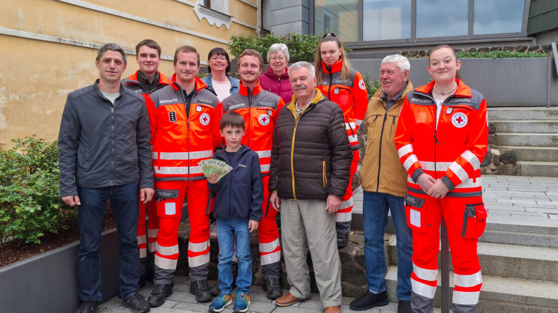 Parkstein. Zum 50-jährigen Jubiläum spendete die Siedlergemeinschaft Parkstein 1.000 Euro für ein neues Einsatzfahrzeug der Helfer vor Ort.