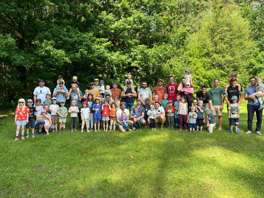 Parkstein. Beim Väterzelten des Elternbeirats des Kinderhauses Parkstein genossen 22 Väter und 37 Kinder ein Wochenende mit Spielen und gemeinsamen Aktivitäten. Höhepunkte waren eine Böhmische Olympiade, Grillen und eine Nachtwanderung.