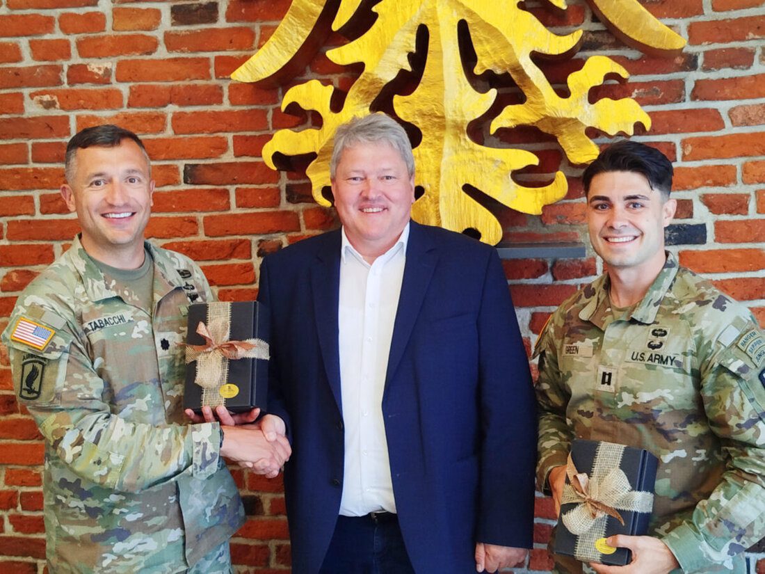 Erbendorf. Die Stadt belebt ihre Partnerschaft mit dem 15. Pionier-Bataillon der US-Armee in Grafenwöhr neu: Im Rathaus traf Bürgermeister Schmidt die Führung, um Austausch für rund 500 Soldaten und 1.500 Angehörige zu planen.