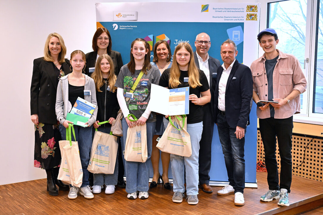 Weiden. Mit dem Ziel Schülerinnen und Schüler Verbraucherbildung zu vermitteln, wurden auch in diesem Jahr mehrere Schulen, darunter auch die Sophie-Scholl-Realschule in Weiden, mit "Partnerschule Verbraucherbildung Bayern" ausgezeichnet. Zur Verleihung waren auch Ehrengäste vor Ort und verdeutlichten die Wichtigkeit des Engagements der Schulen.