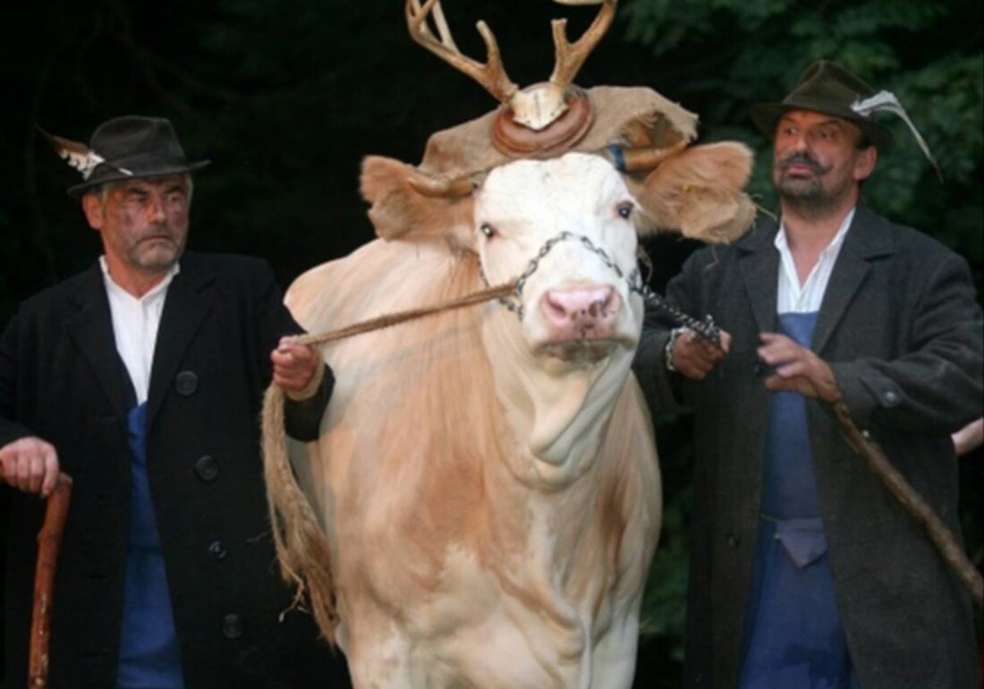Schönsee. Das Freilichtspiel "Pascher - Die Nacht der langen Schatten" erzählt von Schmuggel, Überlebenskampf und Liebe direkt an der bayerisch-böhmischen Grenze, organisiert vom Pascherverein Schönseer Land in Schönsee, Eulenberg/Friedrichshäng. Tickets sind auf okticket.de erhältlich.