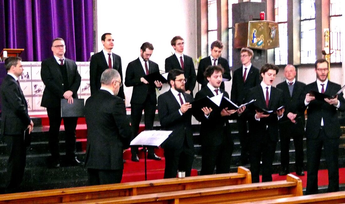 Schirmitz. In der Pfarrkirche Maria Königin sang das Vokalensemble Hubert Velten Passionslieder zwischen Gregorianik und Gegenwart. 14 Sänger unter Leitung von Pfarrer Holger Kruschina führten einfühlsam durch den Abend.