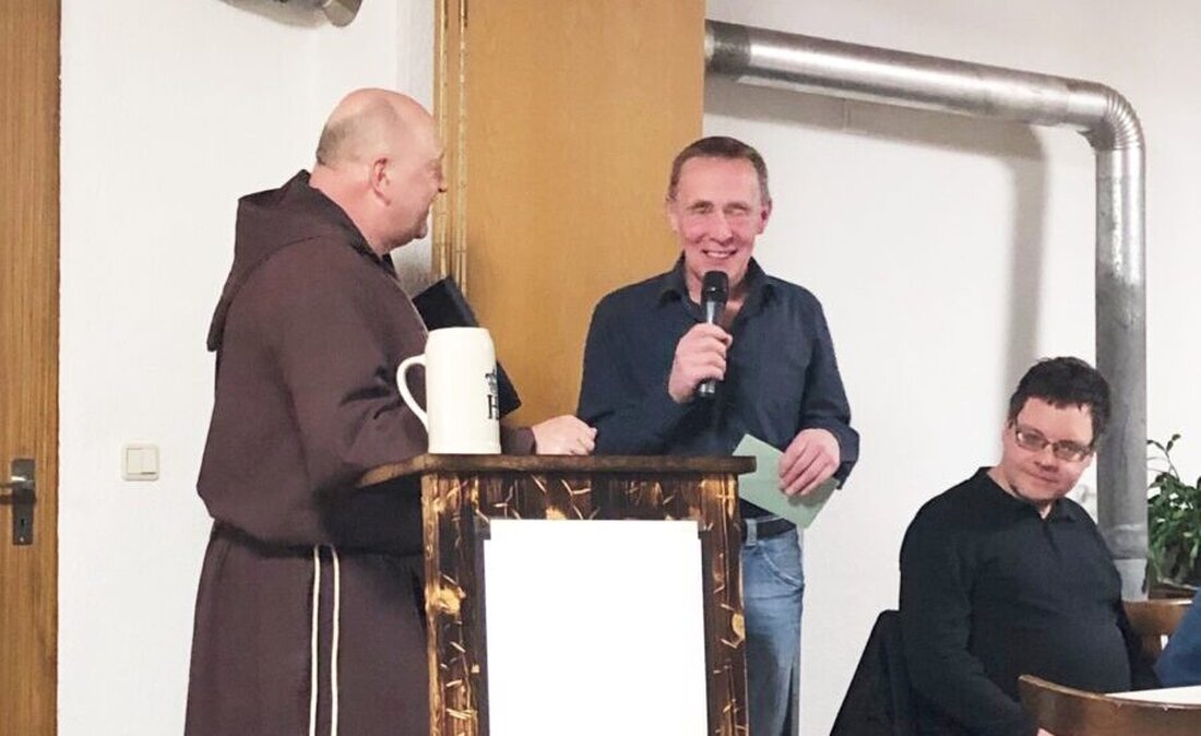 Mantel. Beim Starkbierfest der Freien Wähler im Gasthaus Hauptmann war der Andrang geringer als zuvor. Pater Klaus predigte zum 13. Mal, derbleckte Politik und Ehrenamt, während Bürgermeister Richard Kammerer tapfer mithielt.