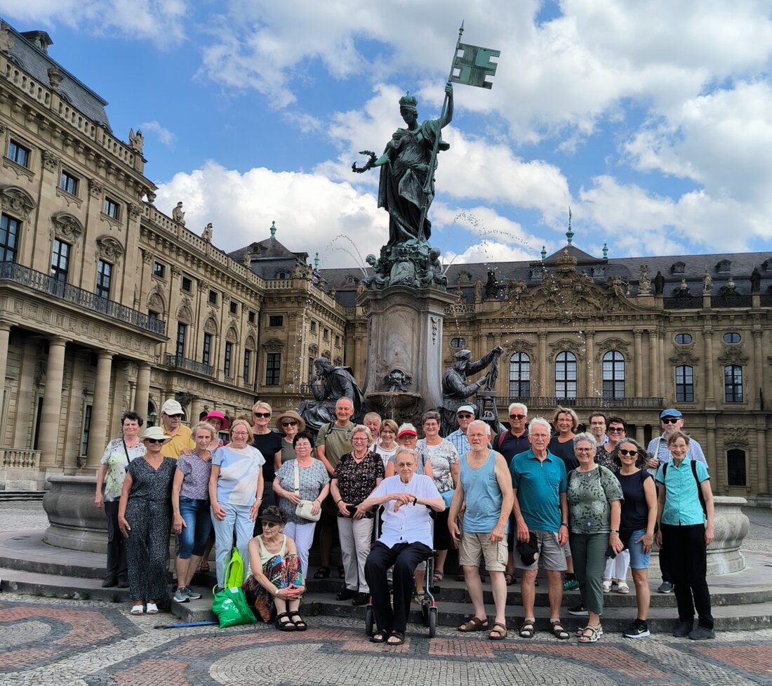 Floß. Eine Flosser Pilgergruppe erlebte unter der Leitung von Rita Rosner drei beeindruckende Tage, die zu den ehemaligen Wirkungsstätten von Pater Leo Beck führten. Zu den Höhepunkten zählten Besuche im Kloster Schwarzenberg, die Teilnahme an einem live übertragenen Gottesdienst und eine Stadtrundfahrt in Scheinfeld.